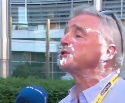 Ryanair-Chef bekommt Torten ins Gesicht