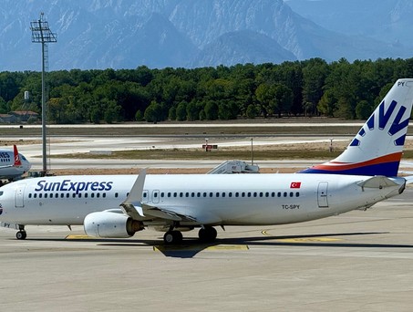 Boeing 737-800 von Sun Express in Antalya: Turkish Airlines will alle Anteile übernehmen.