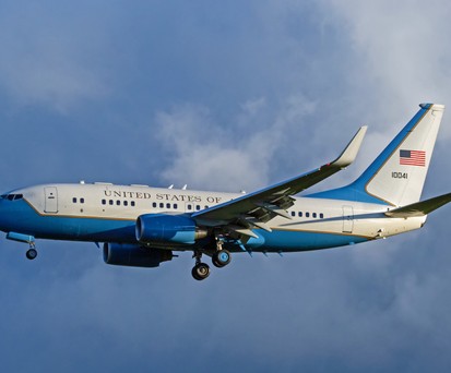 Die Boeing C-40 Clipper ist eine militärische Version der Boeing 737-700 C und wird von den USA für den Transport ranghoher Militärs und Politiker genutzt.