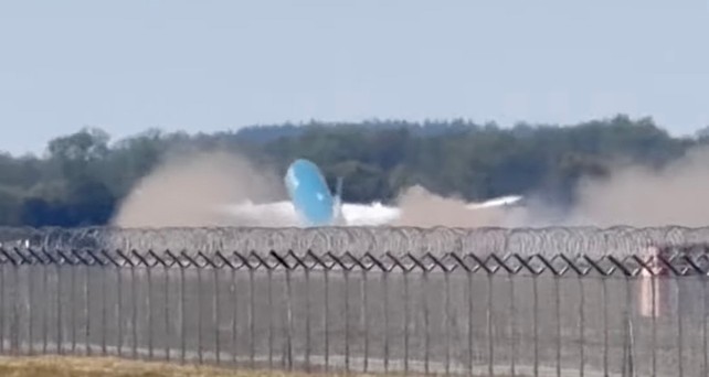 Die Boeing 787 hebt in München ab: Viel Staub aufgewirbelt.