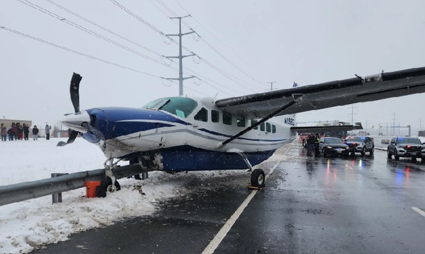 Cessna auf dem Highway: verletzt wurde niemand.