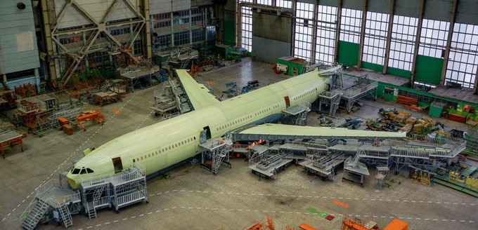 Der Prototyp der Il-96-400M im Januar: Baufortschritt nur schwer zu erkennen. Lediglich Klappen an den  vorderen Flügelklappen scheinen ergänzt worden zu sein.