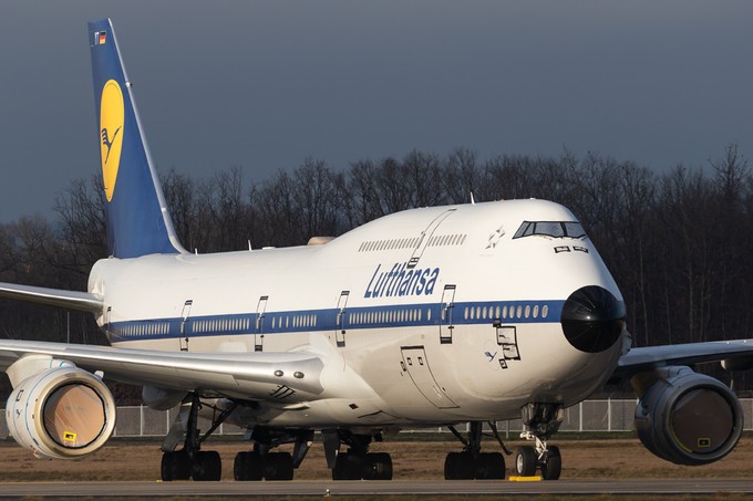 Auch dabei: Die D-ABYT, eine 747-8 in Retro-Bemalung.