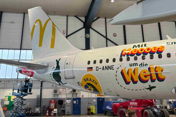 Das Heck des Airbus A320 mit dem Werbemotto: «Around the world with Mecces