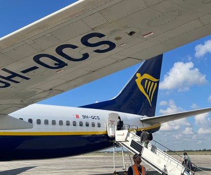 Eine Boeing 737 Malta Air am Flughafen BER: Das Cockpitpersonal verhandelt über einen neuen Tarifvertrag mit dem Management. 