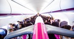 Reisende in einem Flieger von Wizz Air: Wiener Basis schrumpft nicht.