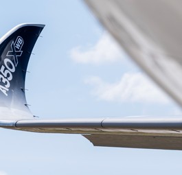 Winglet eines Airbus A350: Der Jet fliegt seit 10 Jahren Passagiere.