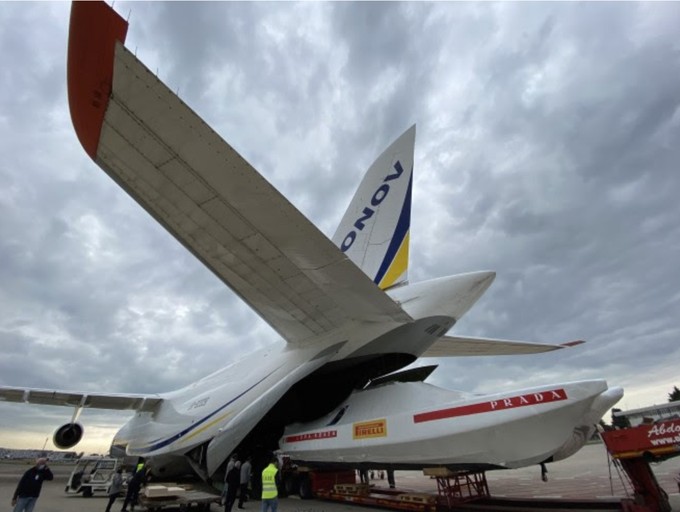 Beladung der An-124: Ingenieure des Herstellers haben dafür gesorgt, dass die Yacht optimal ins Flugzeug geladen wird.