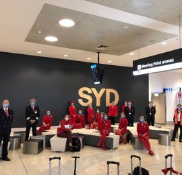 Die Crew der «Spirit of Austria» am Flughafen Sydney - natürlich mit Masken