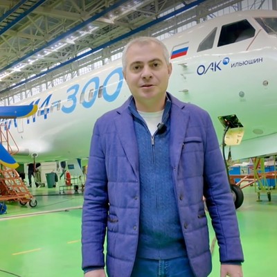 Ilyushin-Chefs Daniil Brenerman vor der Il-114-300: Das erste Flugzeug hat jetzt die Kabinenausstattung bekommen. 