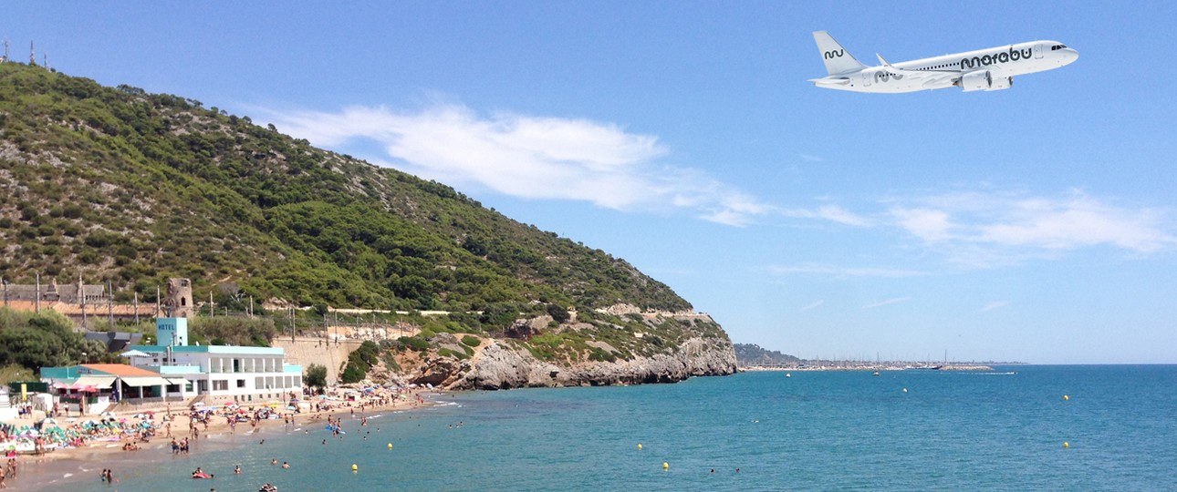 Flieger von Marabu über einem spanischen Strand: Die Airline hat massive Probleme.