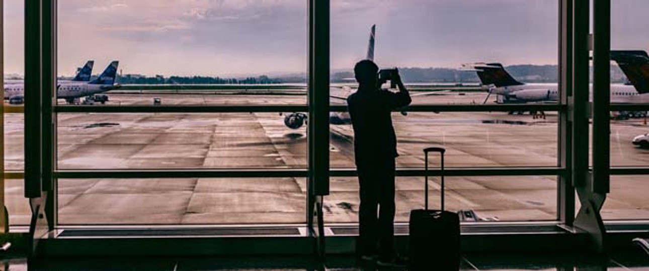 Passagier am Flughafen: Reisende zahlen drauf, wenn es bequemer wird.