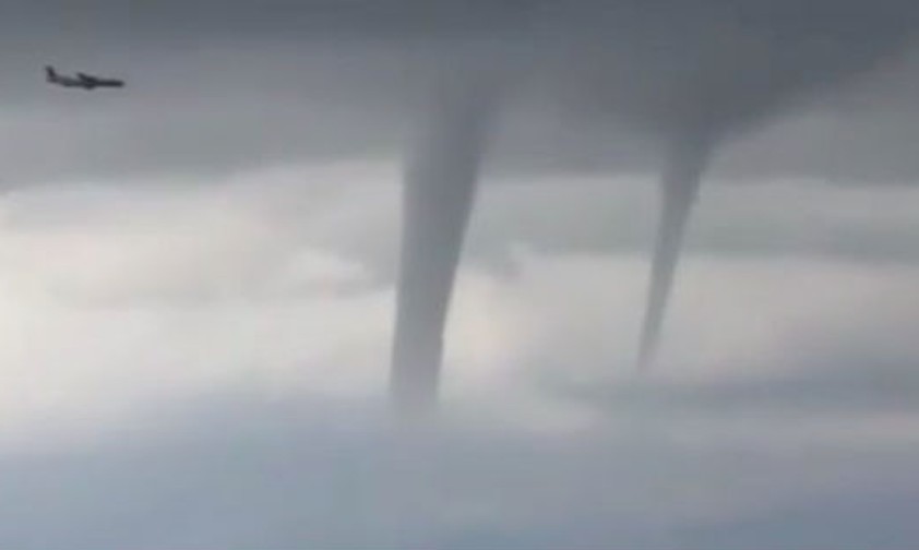 Flugzeug fliegt an drei Tornados vorbei