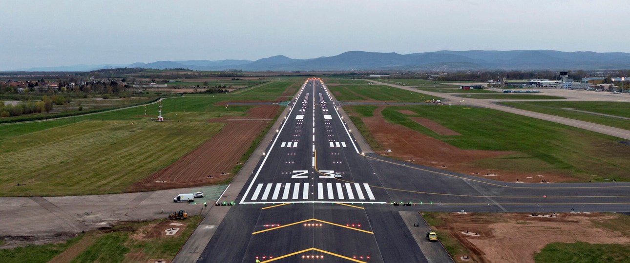 Start und Landebahn des Aéroport de Strasbourg: Wenig los.