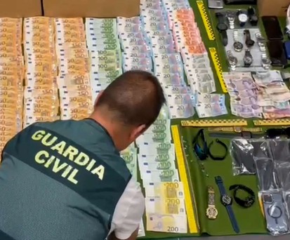 Ein Mitarbeiter der Guardia Civil vor der Diebesbeute: Der Schaden soll bei rund zwei Millionen Euro liegen.