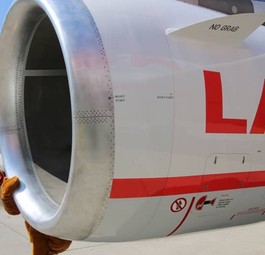Flugzeuge von Lauda und ein nicht näher bezeichneter Mitarbeiter: Der Streit mit den Gewerkschaften eskaliert.
