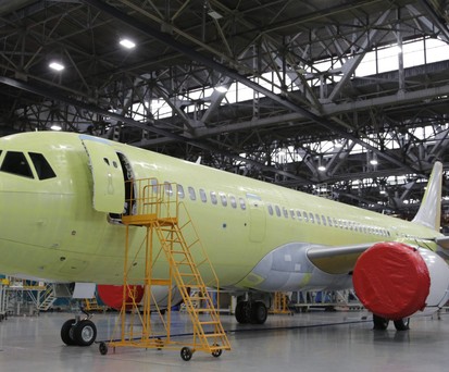 Russlands Luftfahrtindustrie entwickelt verschiedene neue Flugzeuge. Am weitesten fortgeschritten ist die Arbeit am Kurz- und Mittelstreckenjet MS-21. Hersteller Irkut arbeitet auf die Zertifizierung in diesem Jahr hin. Hier im Bild zu sehen: Der erste MS-21-Testflieger mit dem russischen Triebwerk Aviadvigatel PD-14.