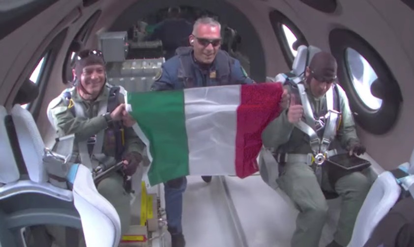 Virgin Galactics erster kommerzieller Flug im Video