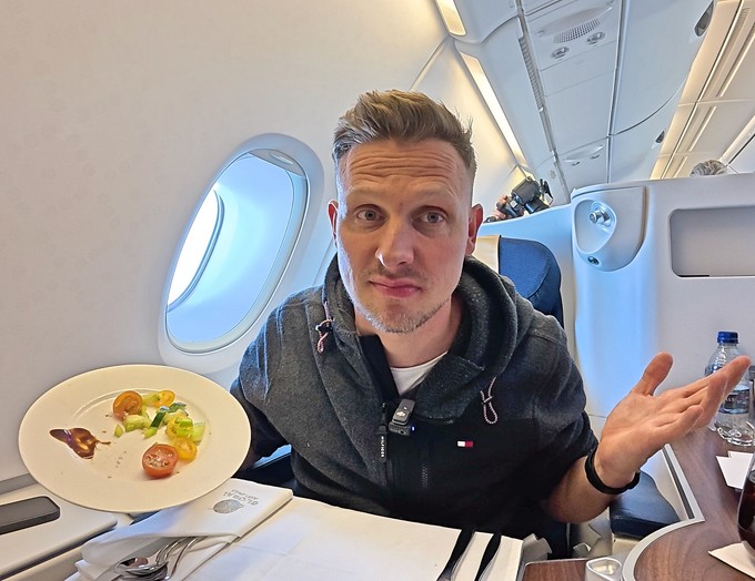 Youtuber Josh Cahill war an Bord und wenig begeistert.
