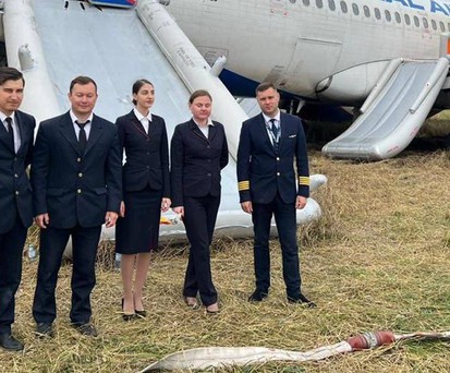 Die Crew von Ural Airlines nach der Notlandung.