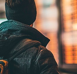 Passagier vor Anzeigetfael: Bei Verspätung eines Fluges soll es weniger Geld geben.