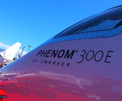 Light Businessejet aus Brasilien: Embraer zeigt erstmals in Europa die überarbeitet Version der Phenom 300, die Phenom 300E.