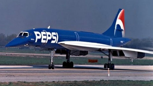 Aber auch die Süßgetränk-Konkurrenz lässt sich nicht lumpen. Pepsi wollte mit Überschall Werbung machen und brandete 1996 eine Concorde.