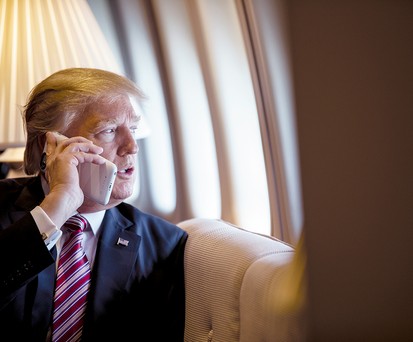 Zudem wünscht sich der Präsident ein größeres Bett in der Air Force One.