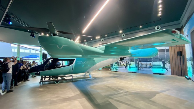 Embraers Flugtaxi Eve bei der Paris Air Shows 2025. Es ...