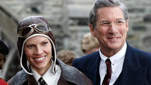 Chris schlägt die Verfilmung der Geschichte von Amelia Earhart, mit Hillary Swank und Richard Gere in den Hauptrollen vor.