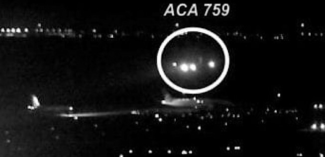 Der tiefste Punkt: Der A320 von Air Canada fliegt wenige Meter über den wartenden AIrbus A340 von Philippine AIrlines hinweg.