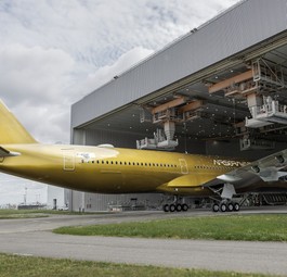starlux airbus a350 1000 gold 05