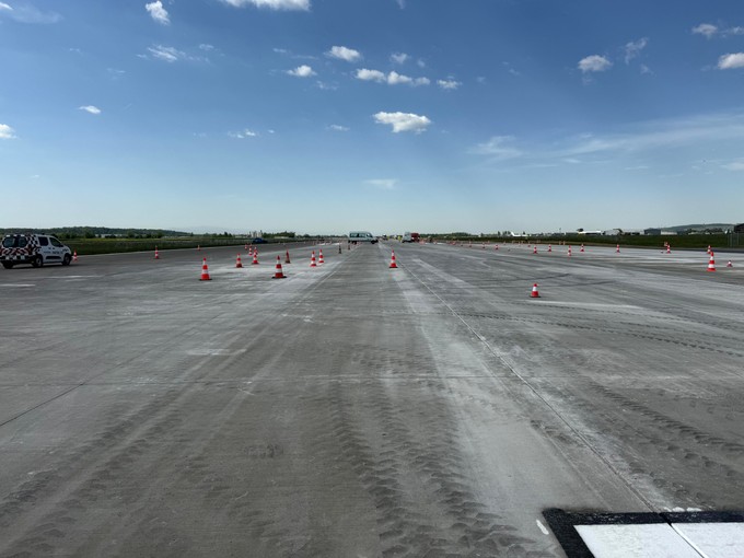 Die frisch sanierte Piste zeigt noch keine Spuren des Flugbetriebs.