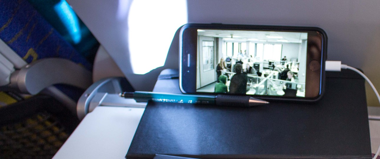 Smartphone im Flugzeug: Künftig kann man es auch über Indien nutzen.
