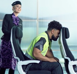 Sicherheitsvideo von Air New Zealand: Beim Notausgang Pflicht.