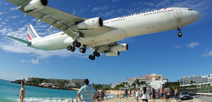 Nichts taucht in so vielen Bucket Lists auf wie der Flughafen St. Maarten und der direkt angrenzende Maho Beach. Das Foto zeigt, warum.