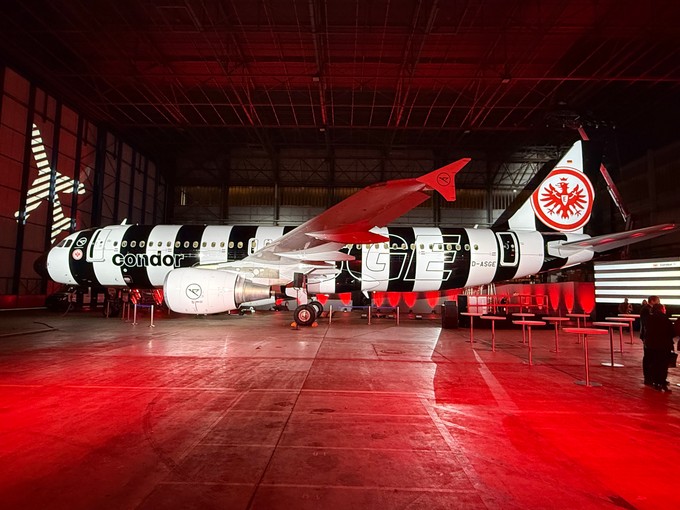 Der Airbus A320 von Condor trägt neu die Kennung D-ASGE und kommt ganz im Look von Eintracht Frankfurt daher.