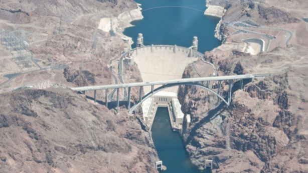 Der Hoover Damm wurde 1935 fertig gestellt. Der Bau dauerte fünf Jahre und beschäftigte 21'000 Arbeiter.