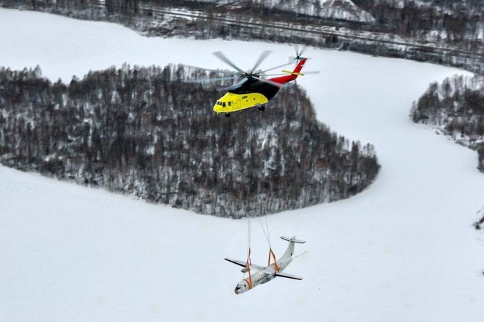 Der Helikopter brachte das rund 10 Tonnen schwere Flugzeug in seine neue Heimat.