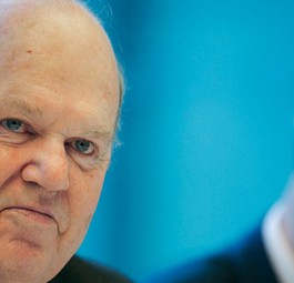 Finanzminister Michael Noonan: Ryanair und Aer Lingus wollen von seinem Ministerium Geld.