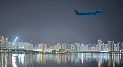 Airbus A330 von Condor über Abu Dhabi (Montage): Die Streifenflieger snd bald im Emirat zu sehen.