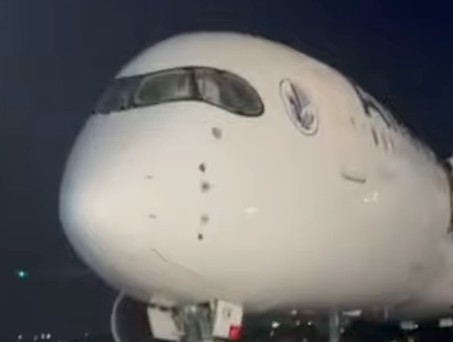 Airbus A350 von Air France nach der Landung in Abidjan: Die Passagiere konnten das Flugzeug über Treppen verlassen.