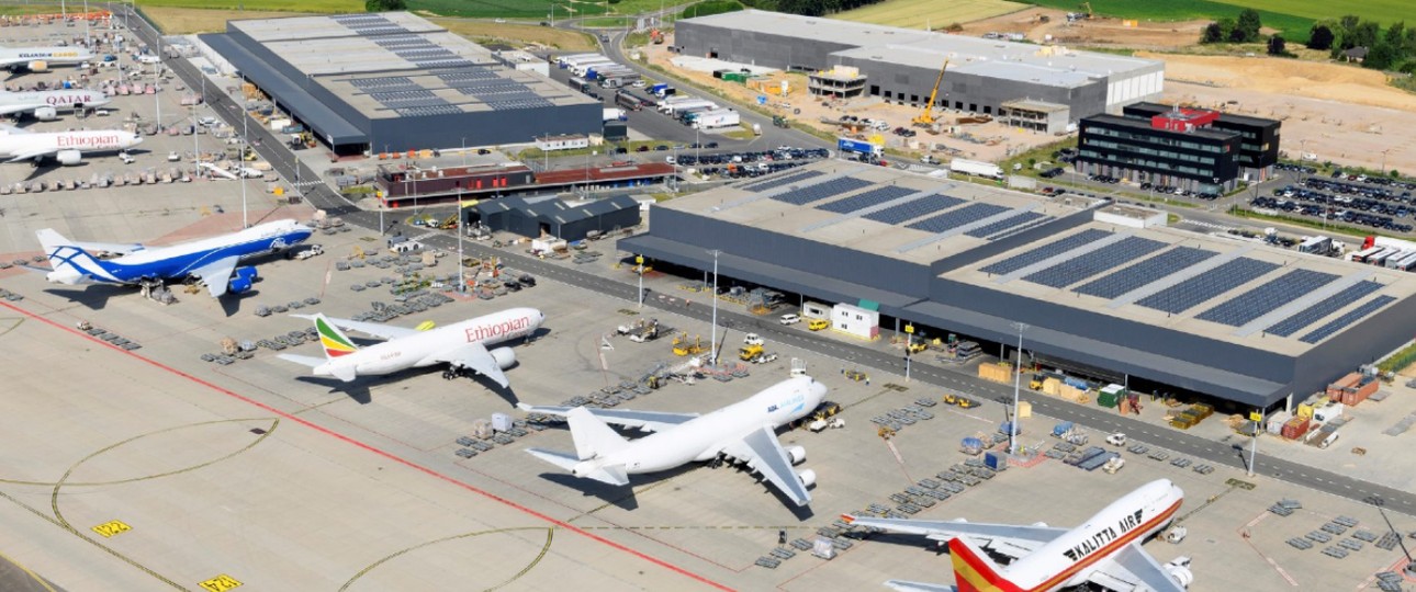 Frachtflieger am Flughafen Lüttich: Einige große, alte Jets.