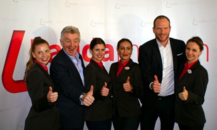 Michael O'Leary und Andreas Gruber mit Flugbegleiterinnen.