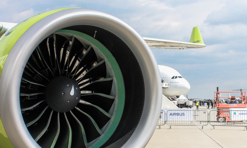 Pratt &amp; Whitney PW1500G an einem Airbus A220: Viele Airlines weltweit müssen ihre Flugzeuge wegen Triebwerksproblemen am Boden lassen.