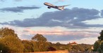 Boeing 787-10 von British Airways über London (Montage): Die Airline bekommt Nachschub.