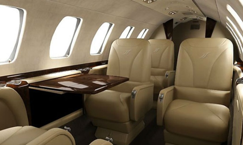 Etwas luxuriöser ist es im Privatjet auf jeden Fall.