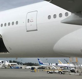 Tür 4 einer Boeing 777-300 ER: Die Schwelle liegt rund fünf Meter über dem Boden.