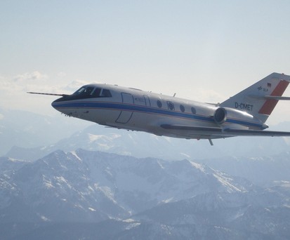 Falcon 20E der DLR im Flug: das DLR hat zusammen mit Tuifly Flugrouten getestet, die die Entstehung von Kondensstreifen vermeiden.