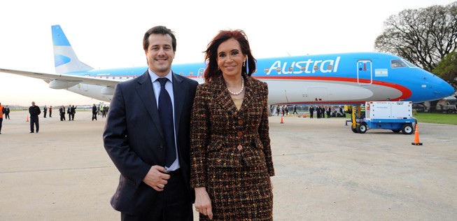 September 2010: Der damalige Aerolíneas-Präsident Mariano Recalde und Argentiniens damalige Präsidentin Cristina Fernández mit Australs erster Embraer 190.